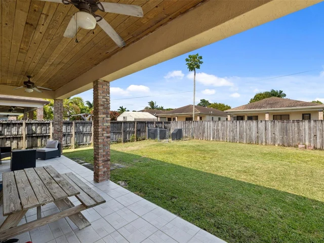 527 NW 19th St, Homestead FL 33030