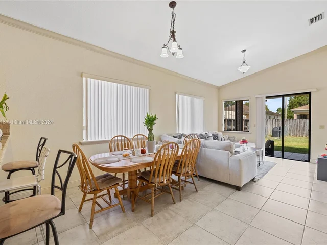 527 NW 19th St, Homestead FL 33030