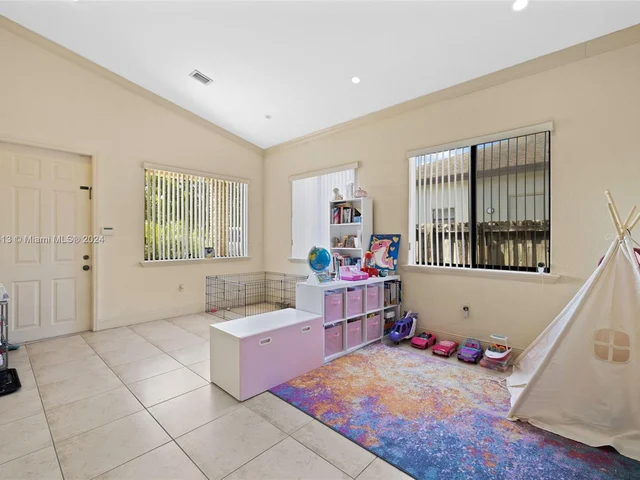 527 NW 19th St, Homestead FL 33030