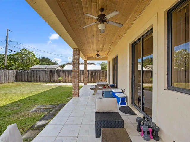 527 NW 19th St, Homestead FL 33030