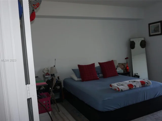 5077 NW 7th St, Miami FL 33126