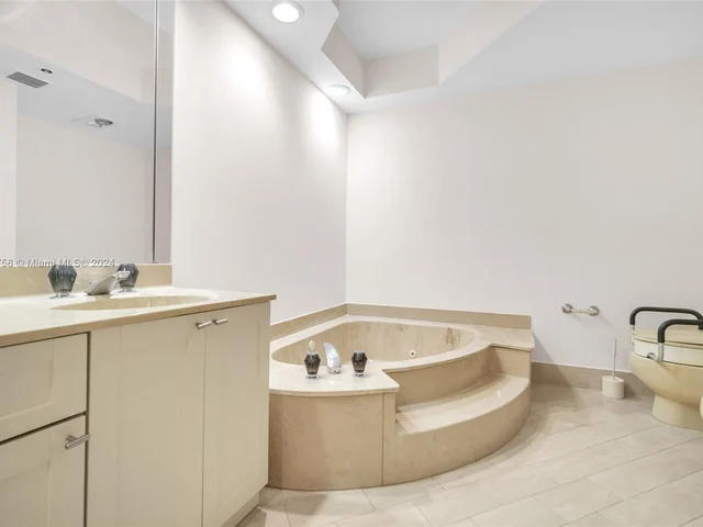 20281 E Country Club Dr # 910, Aventura FL 33180