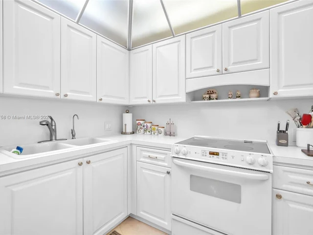 20281 E Country Club Dr # 910, Aventura FL 33180