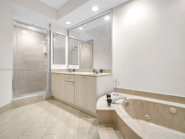 20281 E Country Club Dr # 910, Aventura FL 33180