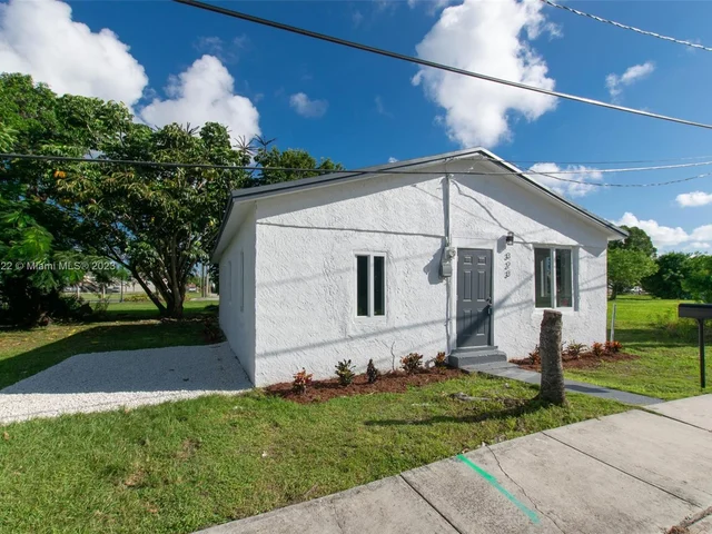 323 SW 4th Ct, Homestead FL 33030