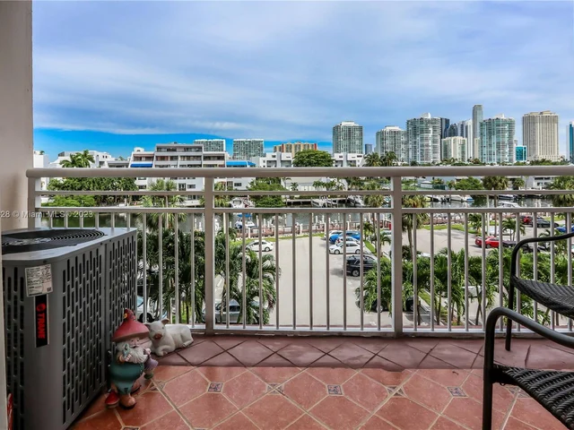 400 Kings Point Dr # 425, Sunny Isles Beach FL 33160