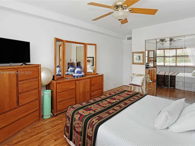 400 Kings Point Dr # 425, Sunny Isles Beach FL 33160