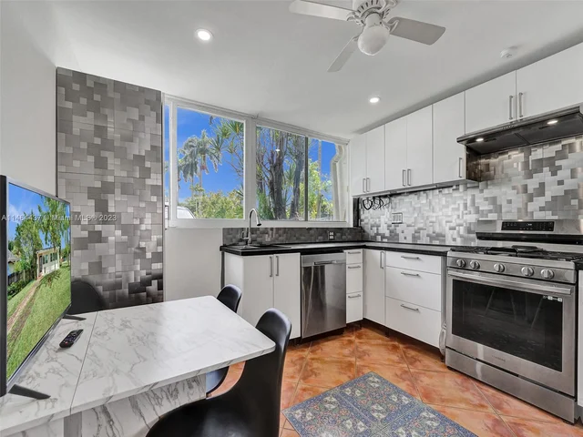 1607 Moffett St, Hollywood FL 33020