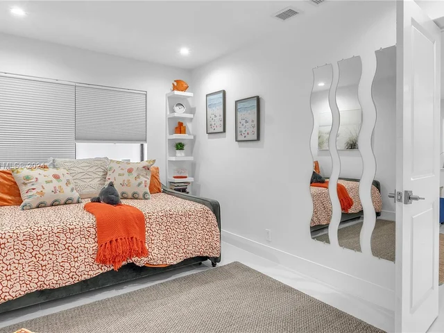 2911 N Ocean Dr, Hollywood FL 33019