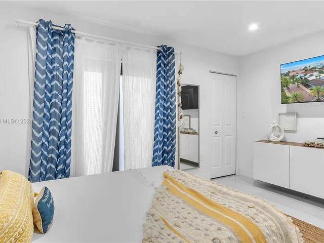 2911 N Ocean Dr, Hollywood FL 33019