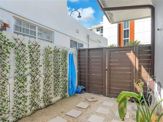 2911 N Ocean Dr, Hollywood FL 33019