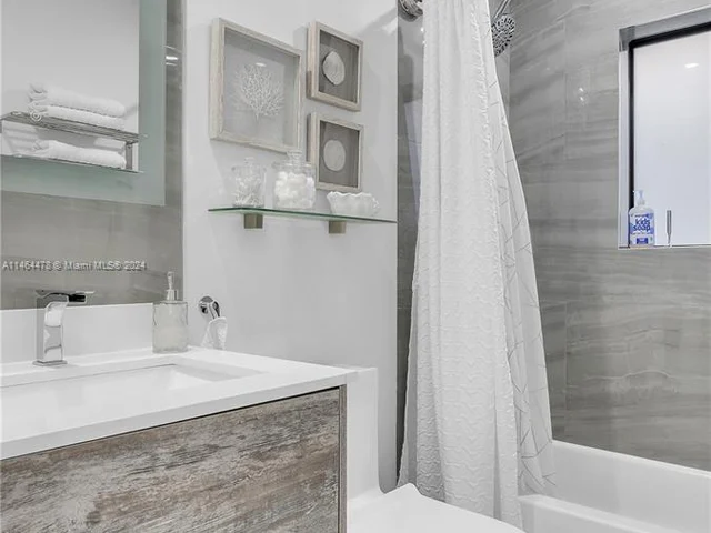 2911 N Ocean Dr, Hollywood FL 33019