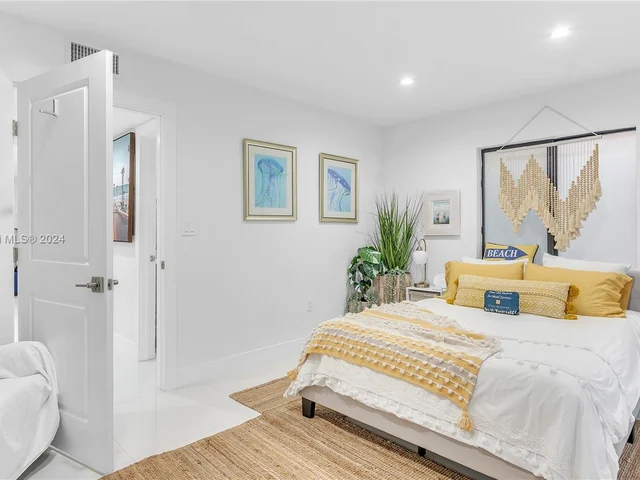 2911 N Ocean Dr, Hollywood FL 33019