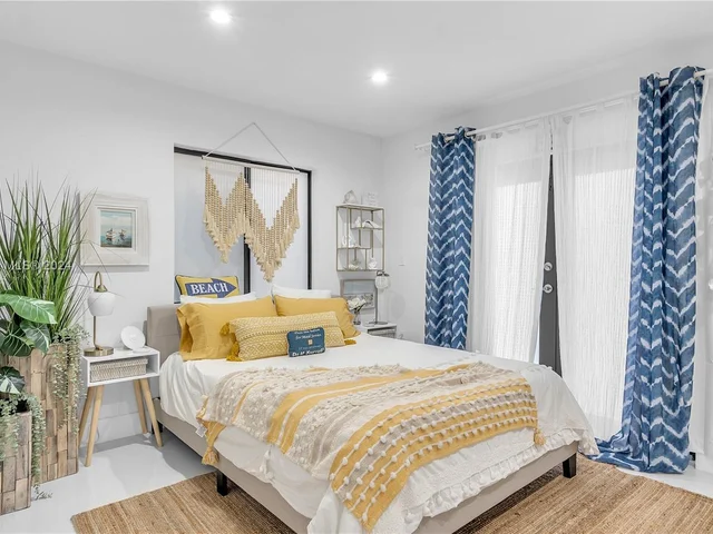 2911 N Ocean Dr, Hollywood FL 33019