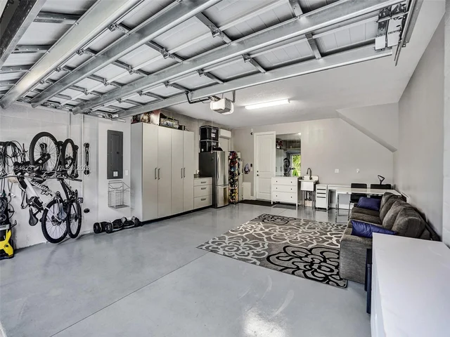 3813 Greenway Dr, Hollywood FL 33021