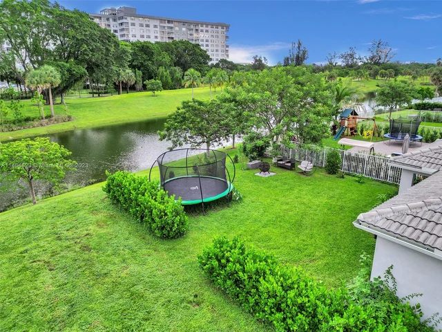 3813 Greenway Dr, Hollywood FL 33021