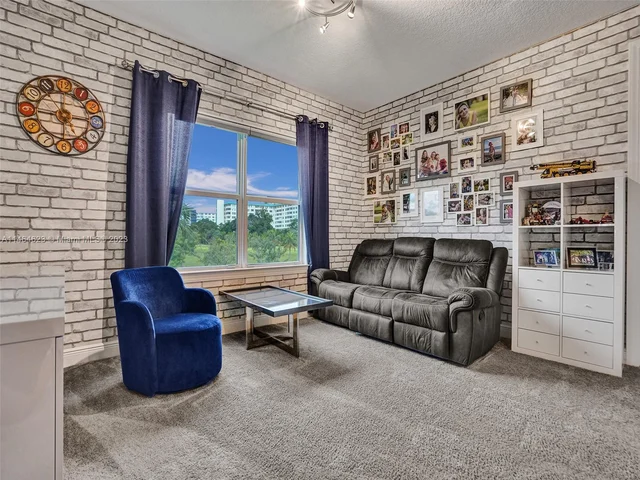 3813 Greenway Dr, Hollywood FL 33021