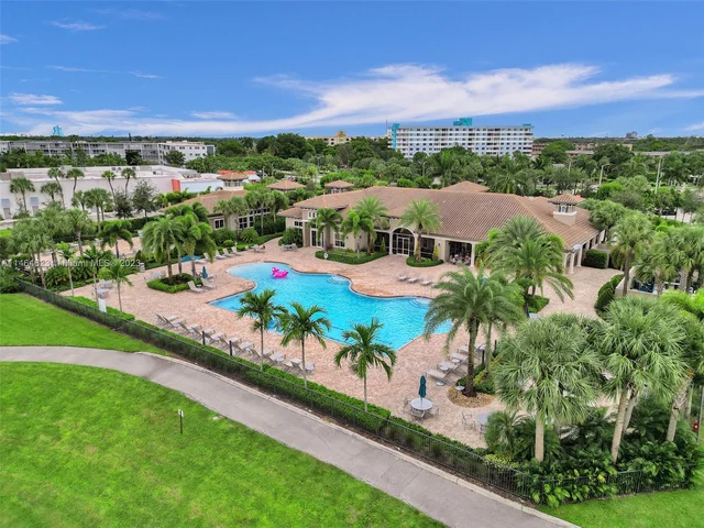 3813 Greenway Dr, Hollywood FL 33021