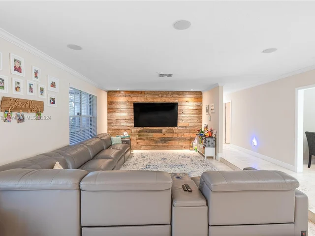 6420 Dolphin Dr, Coral Gables FL 33158