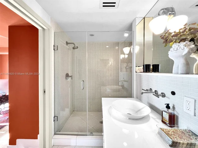 5600 Collins Ave # D, Miami Beach FL 33140