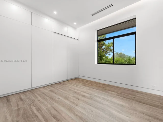 1875 NE 193rd St, Miami FL 33179