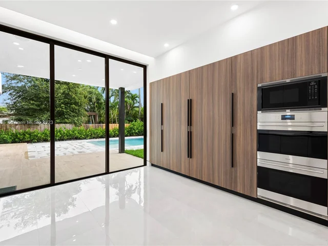 1875 NE 193rd St, Miami FL 33179