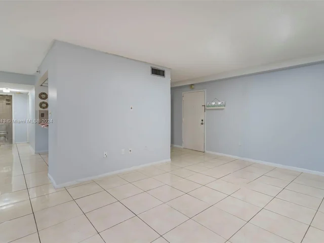 10661 SW 108 AV # 2H, Miami FL 33176