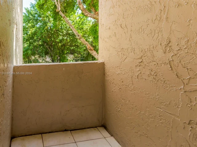 10661 SW 108 AV # 2H, Miami FL 33176