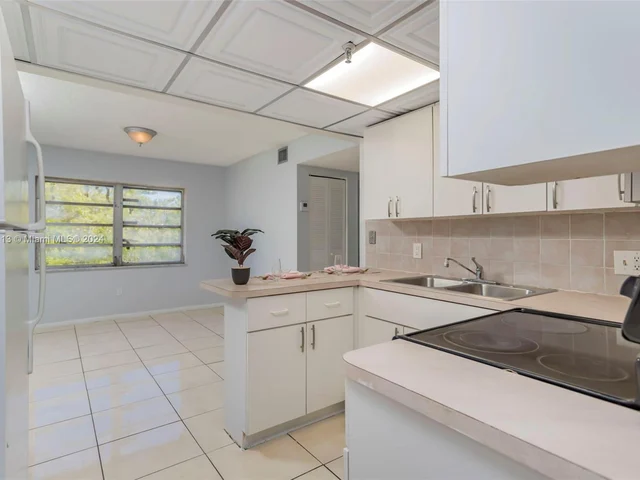 10661 SW 108 AV # 2H, Miami FL 33176