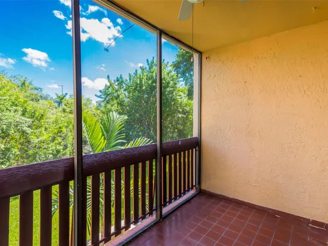 10661 SW 108 AV # 2H, Miami FL 33176
