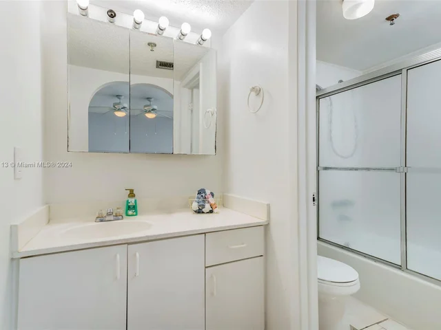 10661 SW 108 AV # 2H, Miami FL 33176