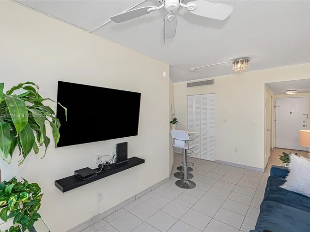 2899 Collins Ave # 1042, Miami Beach FL 33140