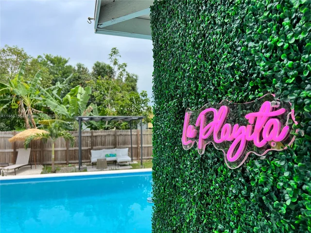 65 NW 116th St, Miami FL 33168