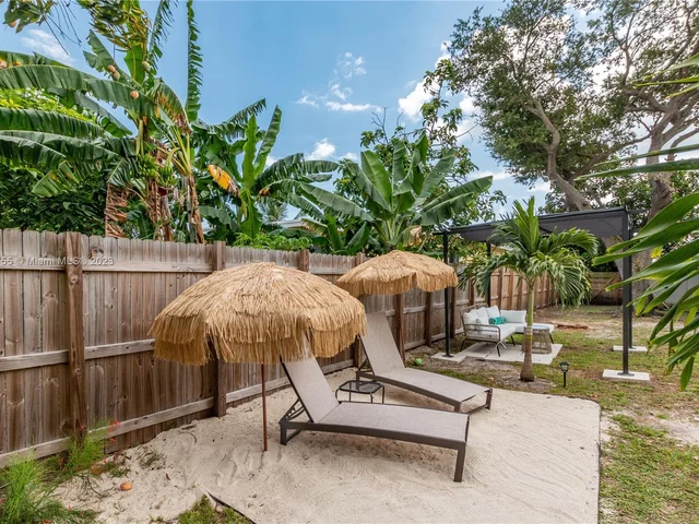 65 NW 116th St, Miami FL 33168