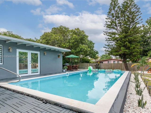 65 NW 116th St, Miami FL 33168