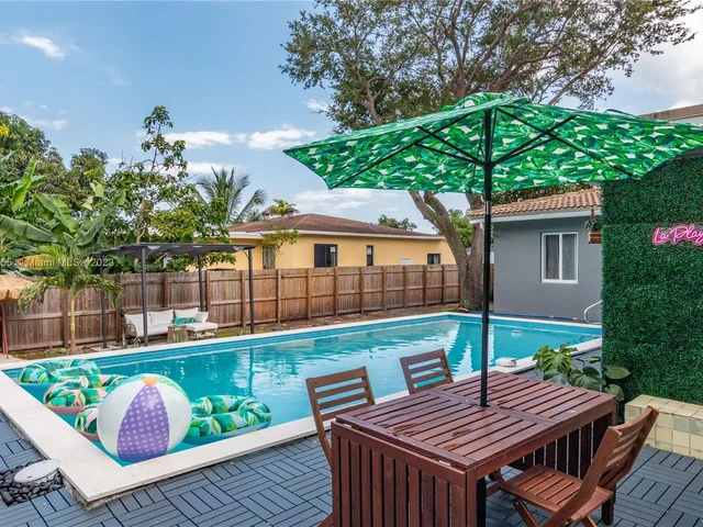 65 NW 116th St, Miami FL 33168