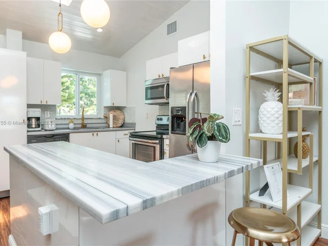 65 NW 116th St, Miami FL 33168