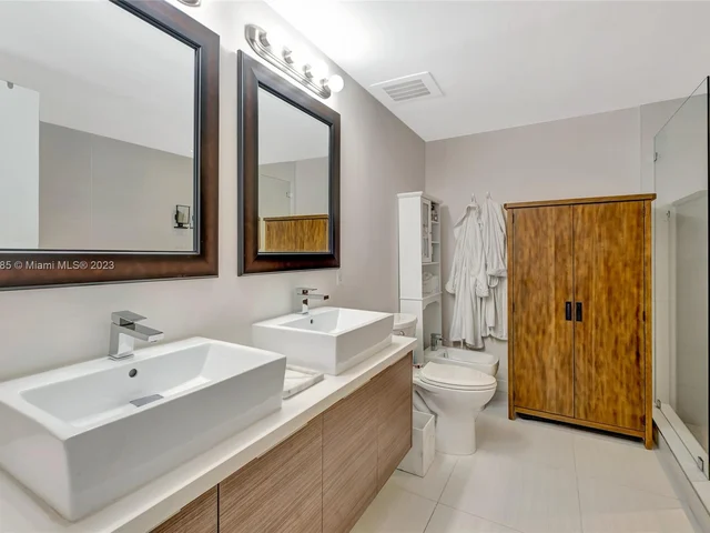 1010 SW 2nd Ave # 2101, Miami FL 33130