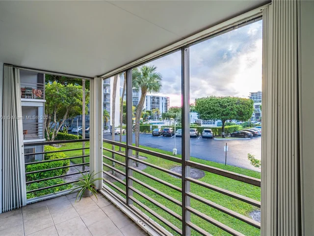 20500 W Country Club Dr # 202, Aventura FL 33180