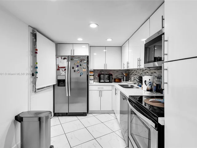 20500 W Country Club Dr # 202, Aventura FL 33180