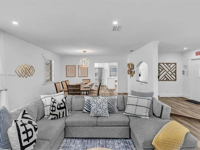 5200 Monroe St, Hollywood FL 33021