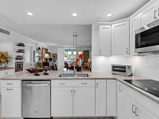 3600 NE 170 ST # D, North Miami Beach FL 33160