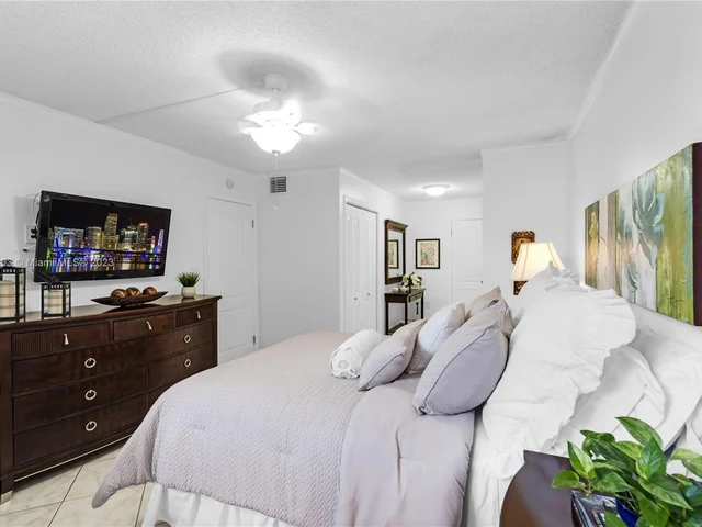 3600 NE 170 ST # D, North Miami Beach FL 33160