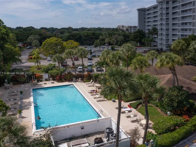 4015 W Palm Aire Dr # 902, Pompano Beach FL 33069