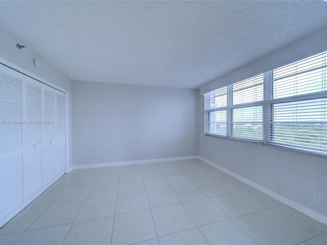 4015 W Palm Aire Dr # 902, Pompano Beach FL 33069