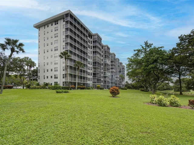 4015 W Palm Aire Dr # 902, Pompano Beach FL 33069