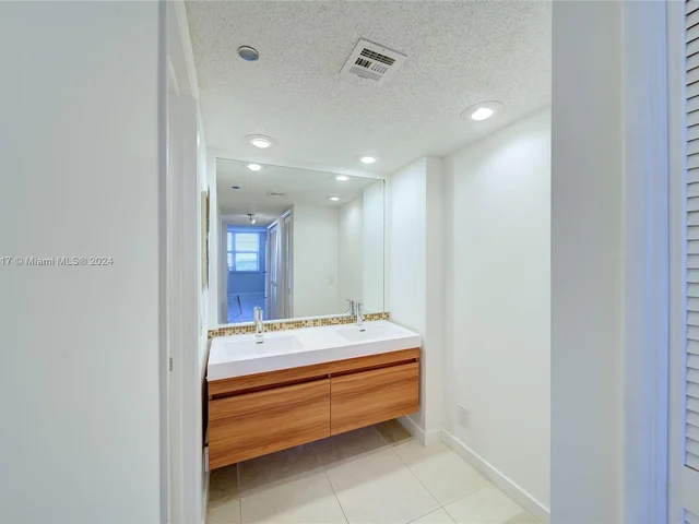 4015 W Palm Aire Dr # 902, Pompano Beach FL 33069