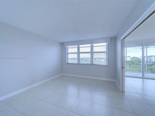 4015 W Palm Aire Dr # 902, Pompano Beach FL 33069