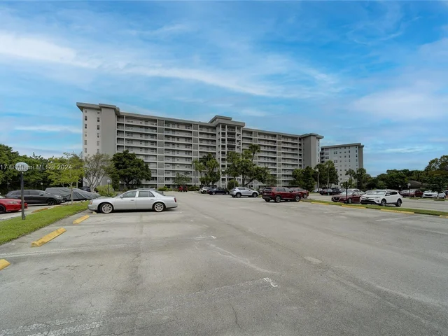 4015 W Palm Aire Dr # 902, Pompano Beach FL 33069