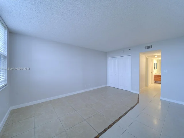 4015 W Palm Aire Dr # 902, Pompano Beach FL 33069